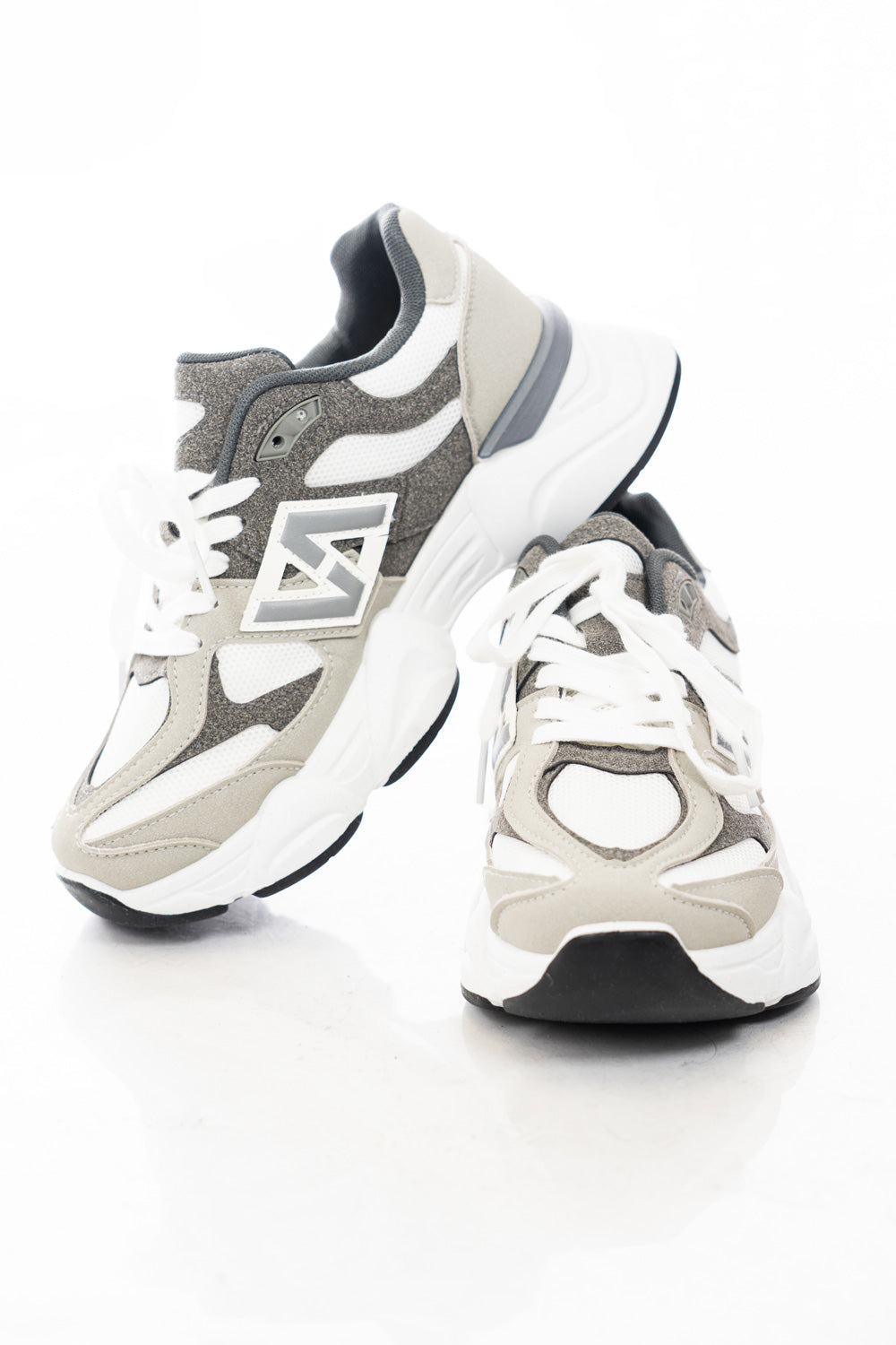 modella indossando Sneakers platform in mesh con inserti effetto suede e suola chunky colore Grigio