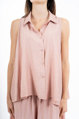 modella indossando Camicia smanicata svasata in viscosa EasyWave no stiro con bottoni colore Rosa Unica