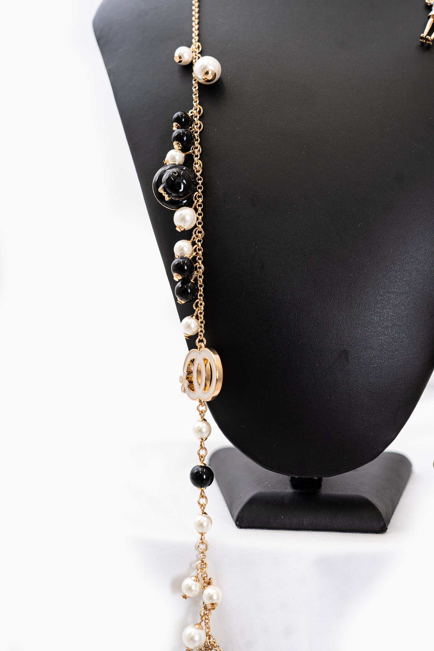 Collana Lunga con Perle Bianche e Nere, Ciondoli Gold