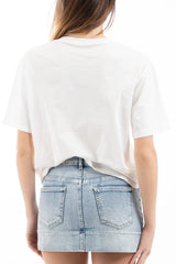 modella indossando T-shirt scritta “Meno male che siete perfette voi” colore