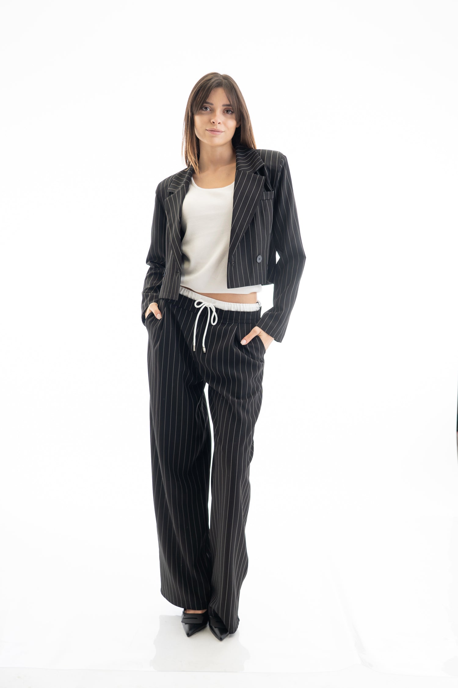 modella indossando Pantalone palazzo gessato in poliviscosa con coulisse regolabile in vita colore