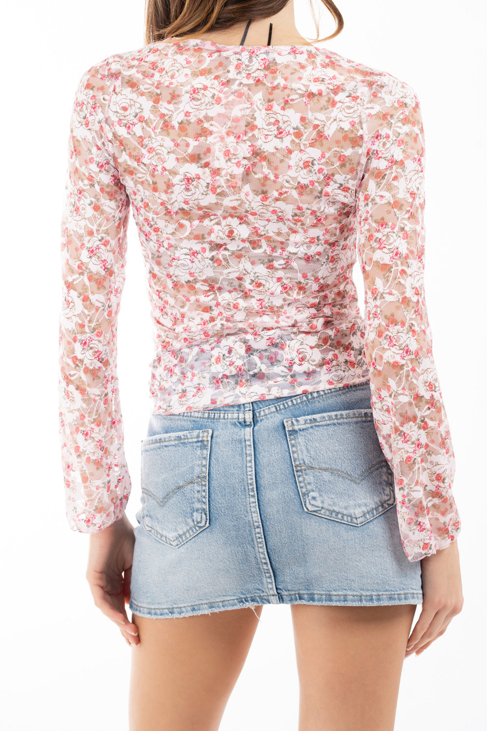 modella indossando Maglia in pizzo elasticizzato floreale con scollo a V e fodera interna colore