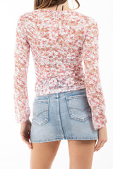 modella indossando Maglia in pizzo elasticizzato floreale con scollo a V e fodera interna colore