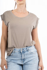 modella indossando T-shirt morbida in viscosa elasticizzata con manica risvoltata colore Fango Unica