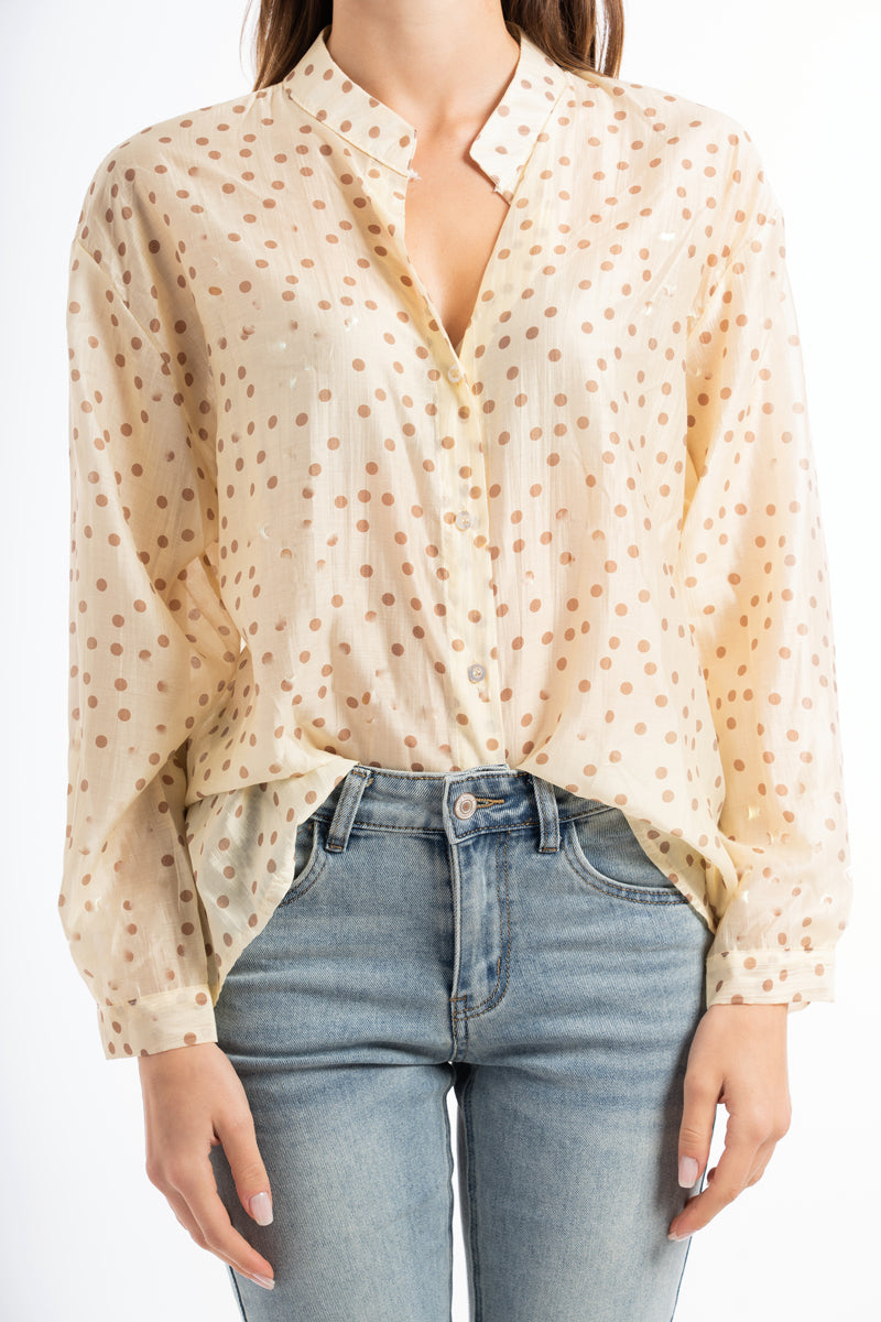 modella indossando Camicia velata a pois in tencel con collo coreano colore Giallo Unica