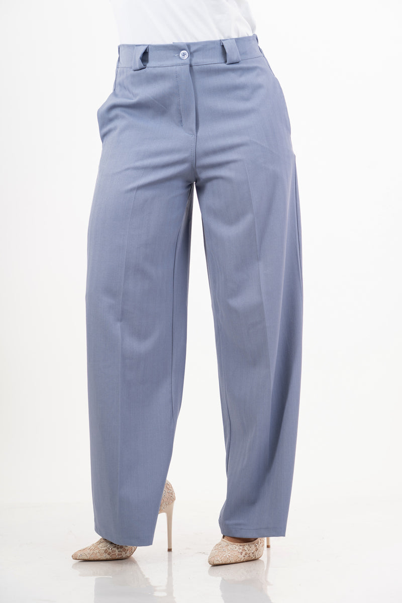 modella indossando Pantalone dritto rigato spinato celeste colore Celeste