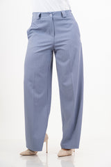 modella indossando Pantalone dritto rigato spinato celeste colore Celeste