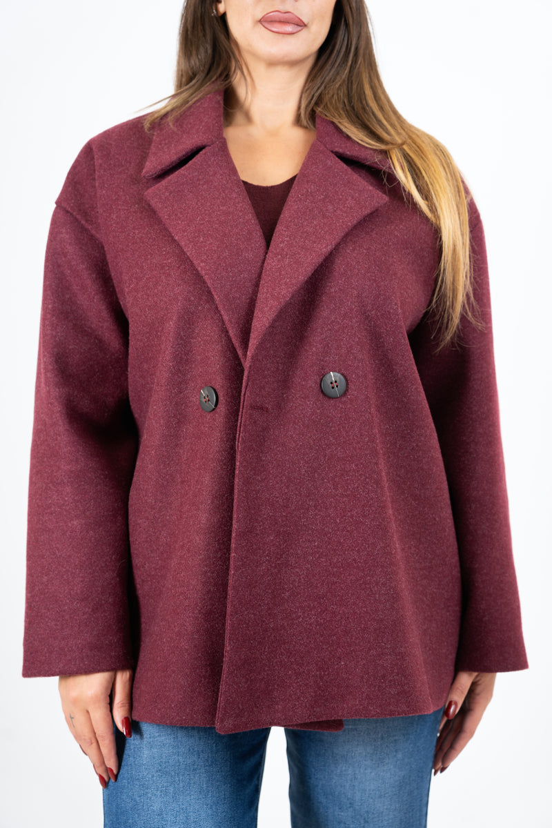 modella indossando Cappotto corto doppiopetto in panno morbido colore