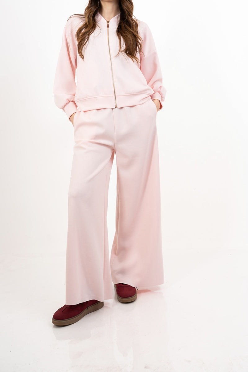 modella indossando Pantalone palazzo felpa con elastico colore Rosa Unica