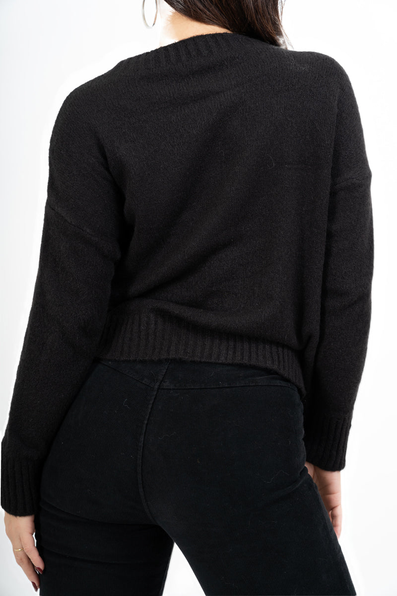 modella indossando Maglione girocollo “No vabbè” in misto lana ricamato colore