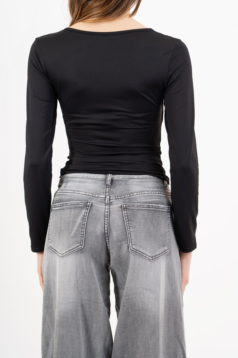 modella indossando Maglia incrociata in maglina con pizzo colore