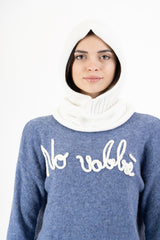 modella indossando Balaclava in maglia morbida Made in Italy colore PANNA Unica