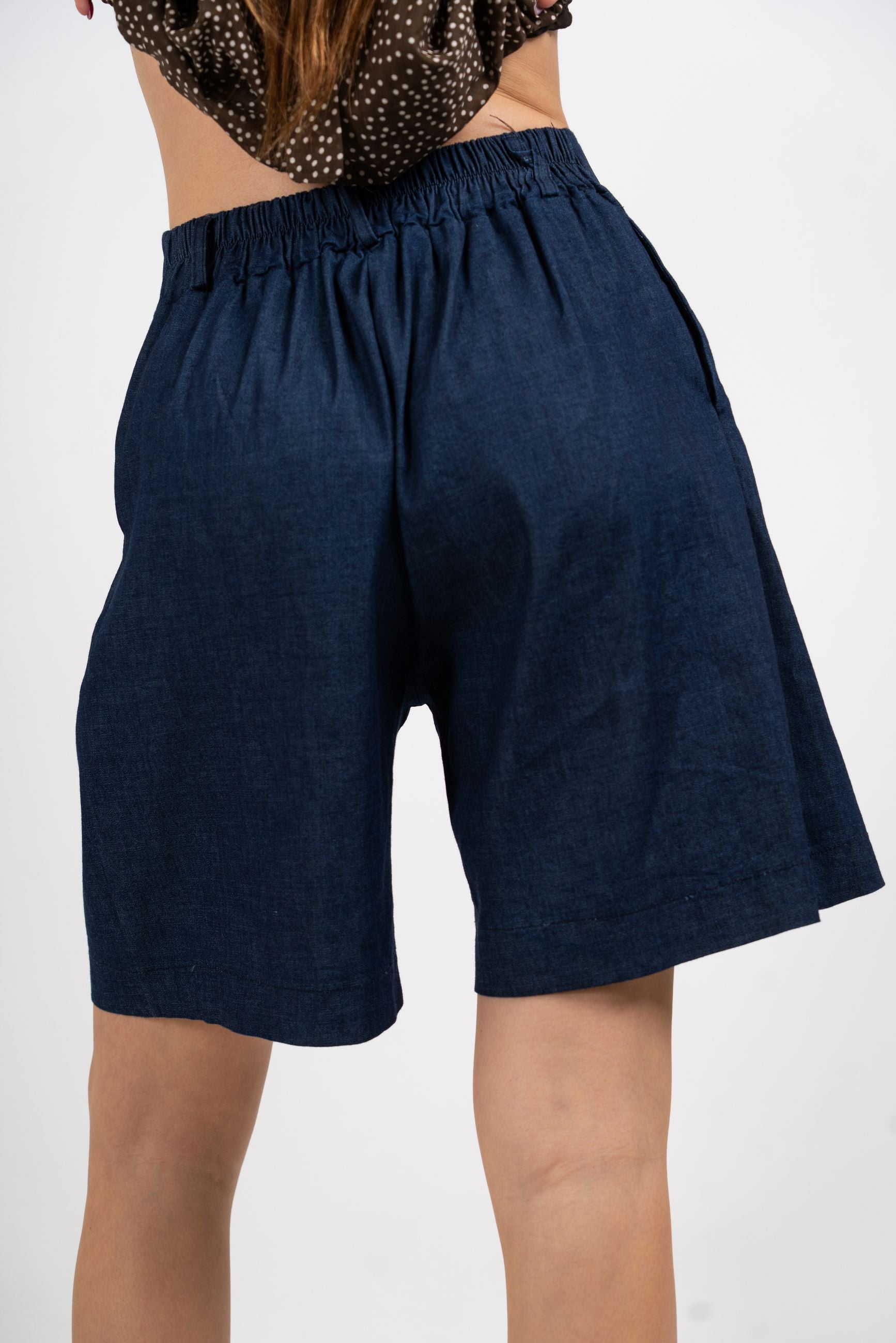 Bermuda ampio con pinces effetto chambray.