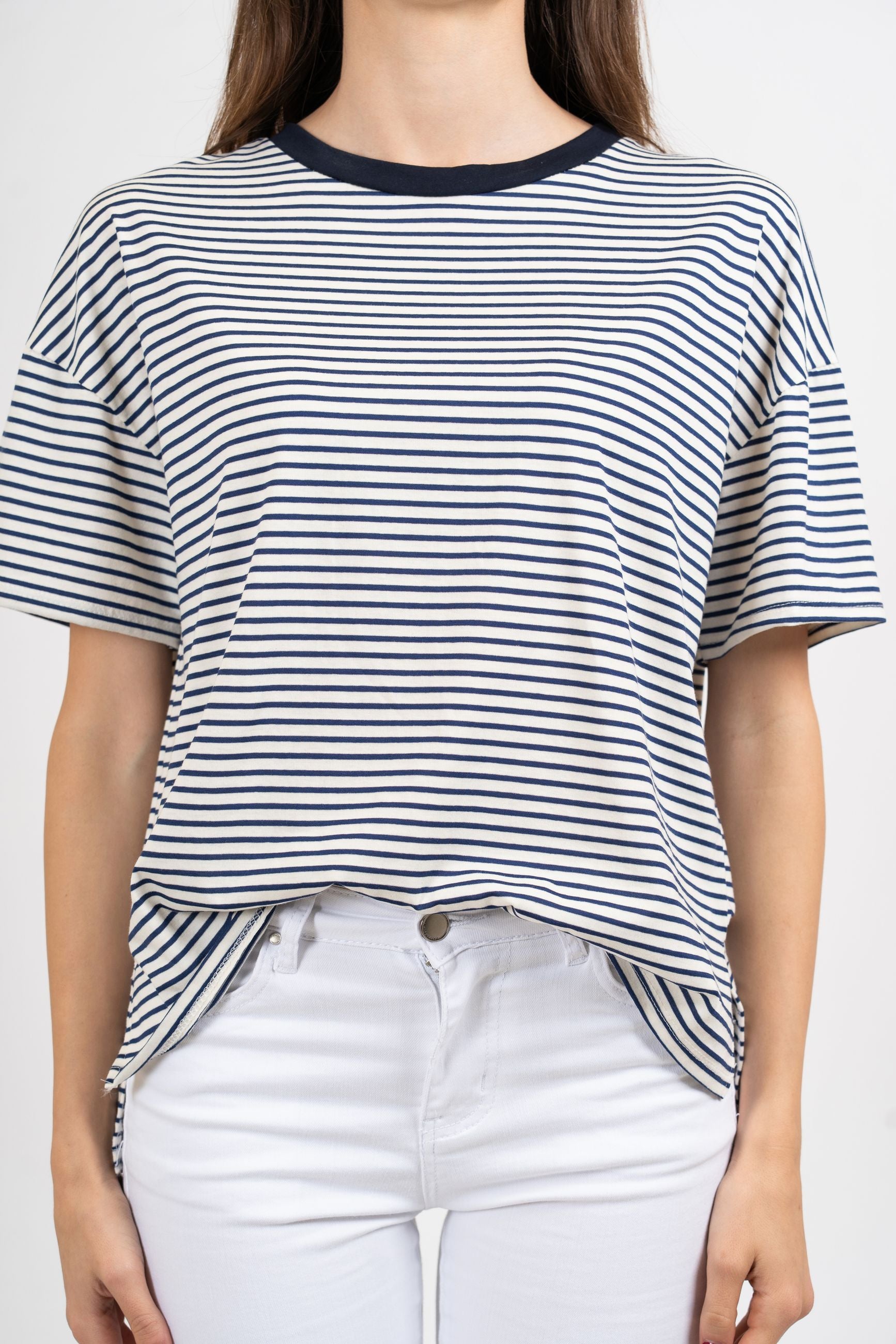 T-shirt rigata over con spacchetti.