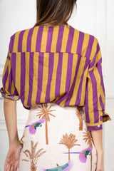 modella indossando Camicia in Cotone Leggero a Righe Bicolore Made in Italy colore