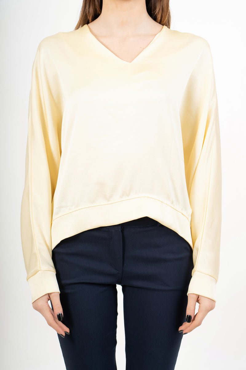 modella indossando Blusa ampia in raso cangiante con scollo a V e maniche a pipistrello colore Giallo Unica