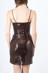 modella indossando Abito corto a fascia con paillettes e bustier profilato in velluto colore