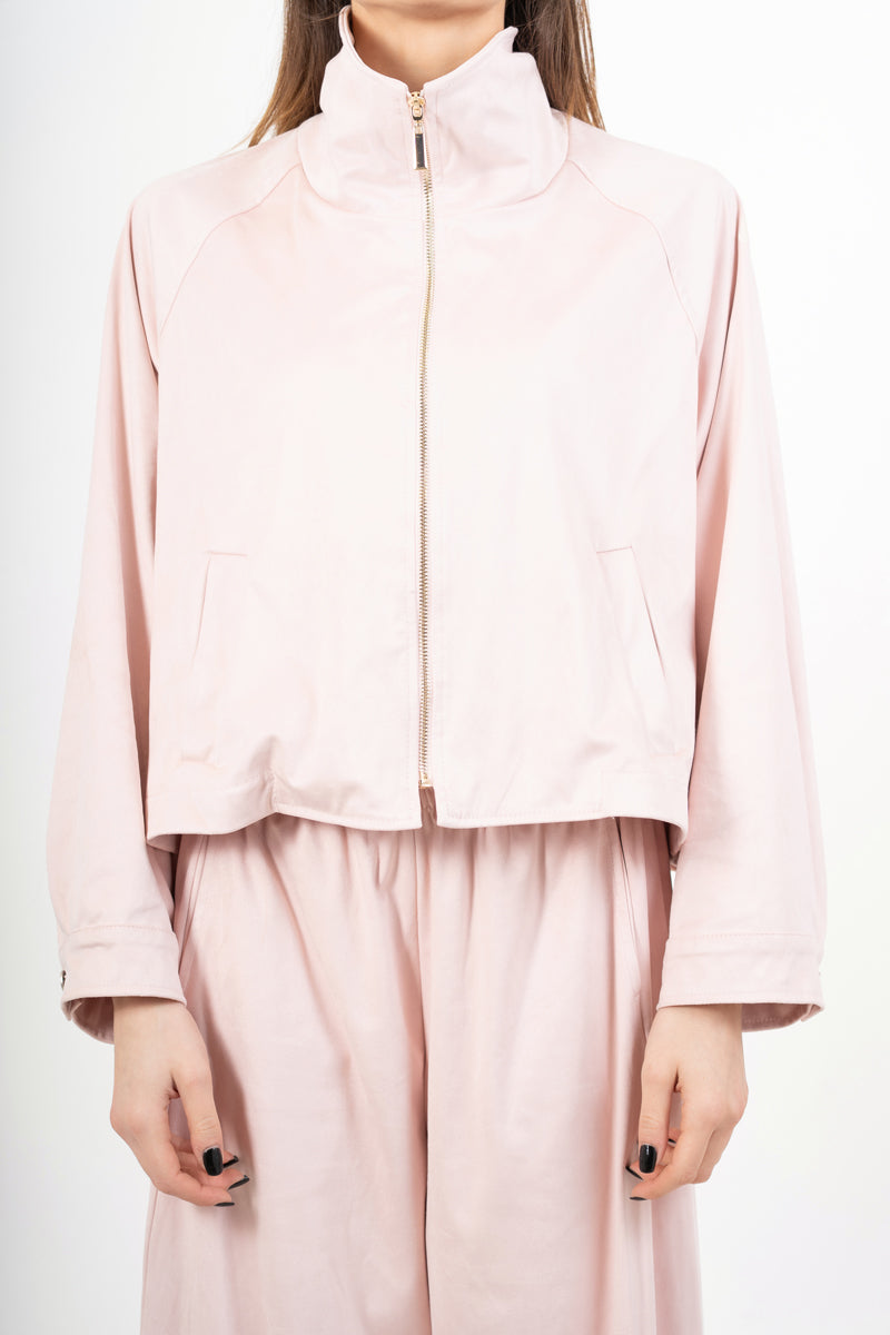 modella indossando Giacca in dainetto con zip e polsini regolabili colore