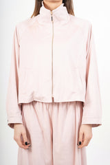 modella indossando Giacca in dainetto con zip e polsini regolabili colore