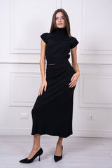 modella indossando Completo in maglia Maelle con gonna midi colore Nero Unica