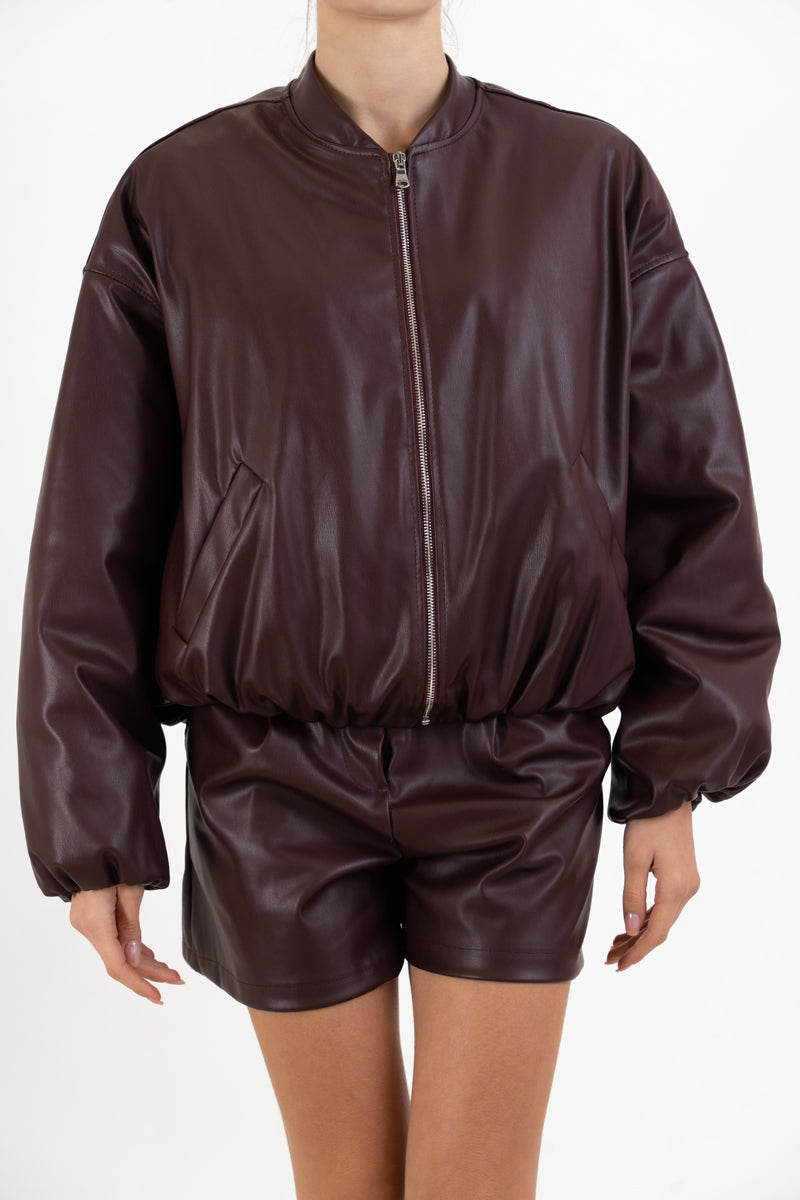 modella indossando Bomber SoftLeather in ecopelle imbottito colore BORDEAUX Unica