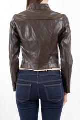 modella indossando Giacca in ecopelle morbida marrone con zip frontale e collo coreano colore