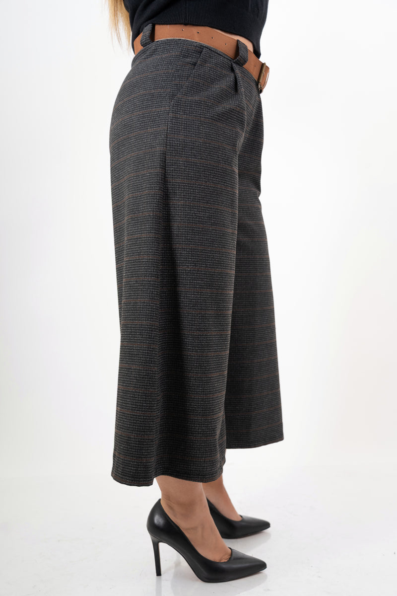 modella indossando Pantagonna palazzo in panno microcheck con cintura colore