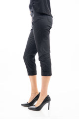 modella indossando Pantalone modello chinos in cotone elasticizzato colore nero con bottoni gioiello a cuore colore