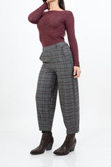 modella indossando Pantalone caldo in poliviscosa a Trama Scozzese Chic con elastico dietro colore
