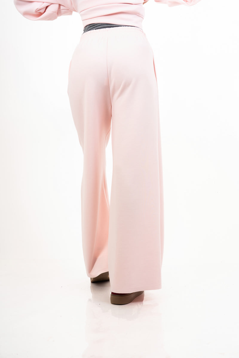 modella indossando Pantalone palazzo felpa con elastico colore