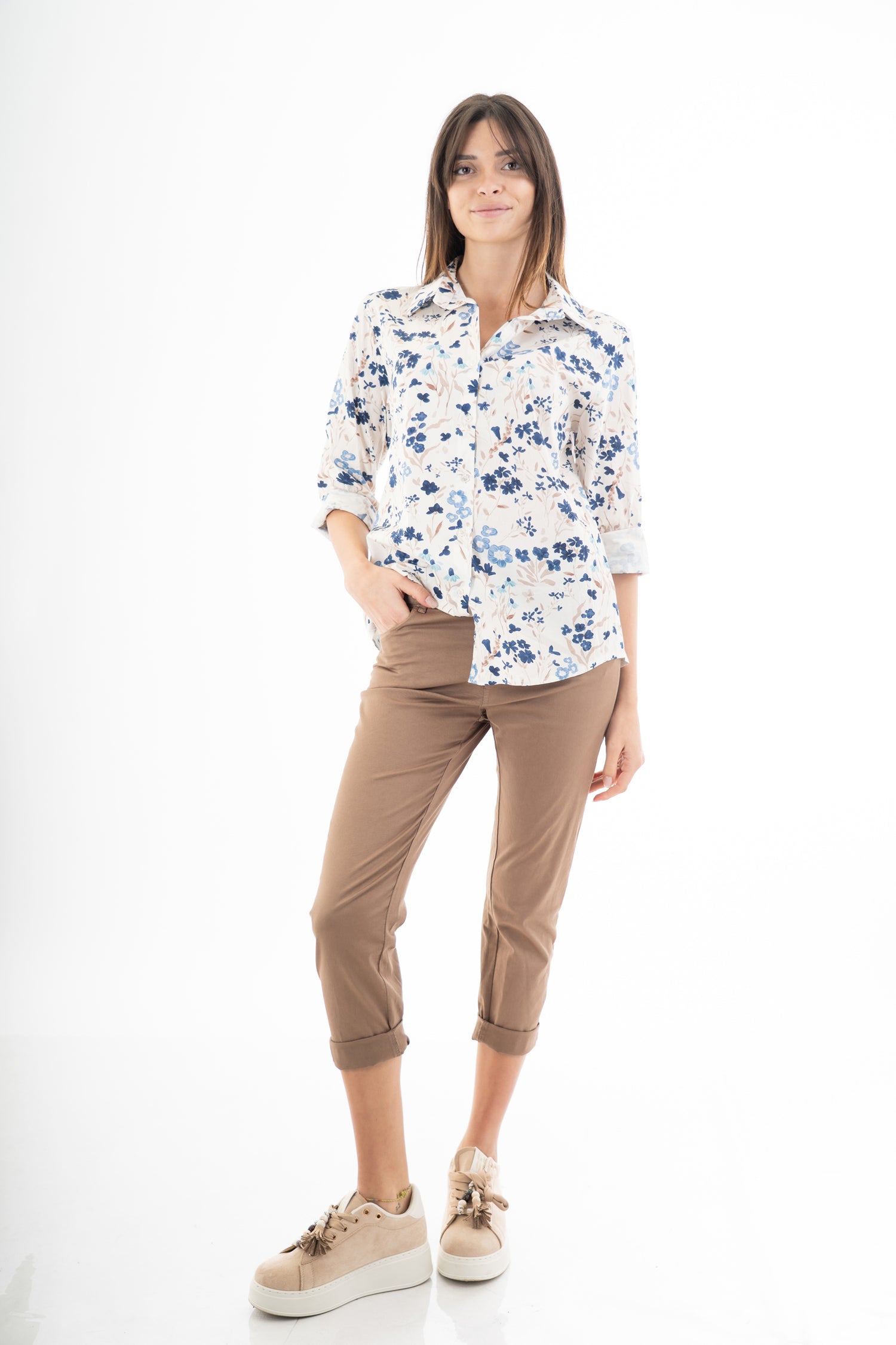 Pantalone modello chinos in cotone elasticizzato colore cuoio con bottoni gioiello a cuore