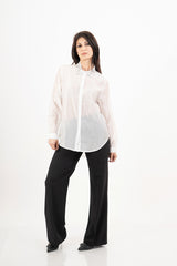 modella indossando Camicia over velata con colletto gioiello colore