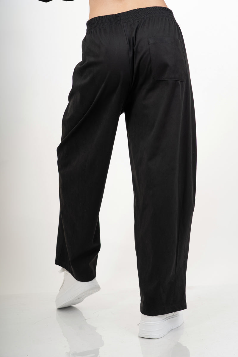 modella indossando Pantalone wide leg in tessuto effetto dainetto elasticizzato colore