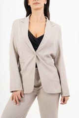 modella indossando Giacca avvitata beige con bottone singolo e fodera in raso colore Beige Greige