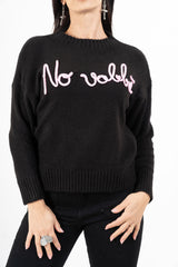 modella indossando Maglione girocollo “No vabbè” in misto lana ricamato colore