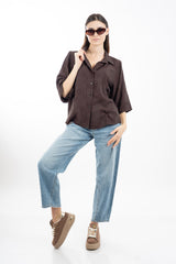 modella indossando Camicia ampia in viscosa jacquard con manica al gomito e linea fluida colore