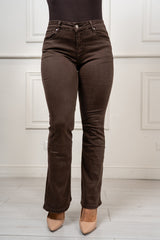 modella indossando Jeans Ravelle flare push-up Marrone colore