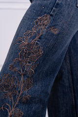 modella indossando Jeans Roselune ricamato colore