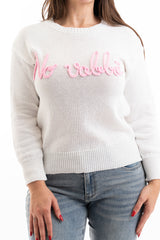 modella indossando Maglia over misto cotone con scritta ricamata “No Vabbé” colore Bianco-Rosa Unica