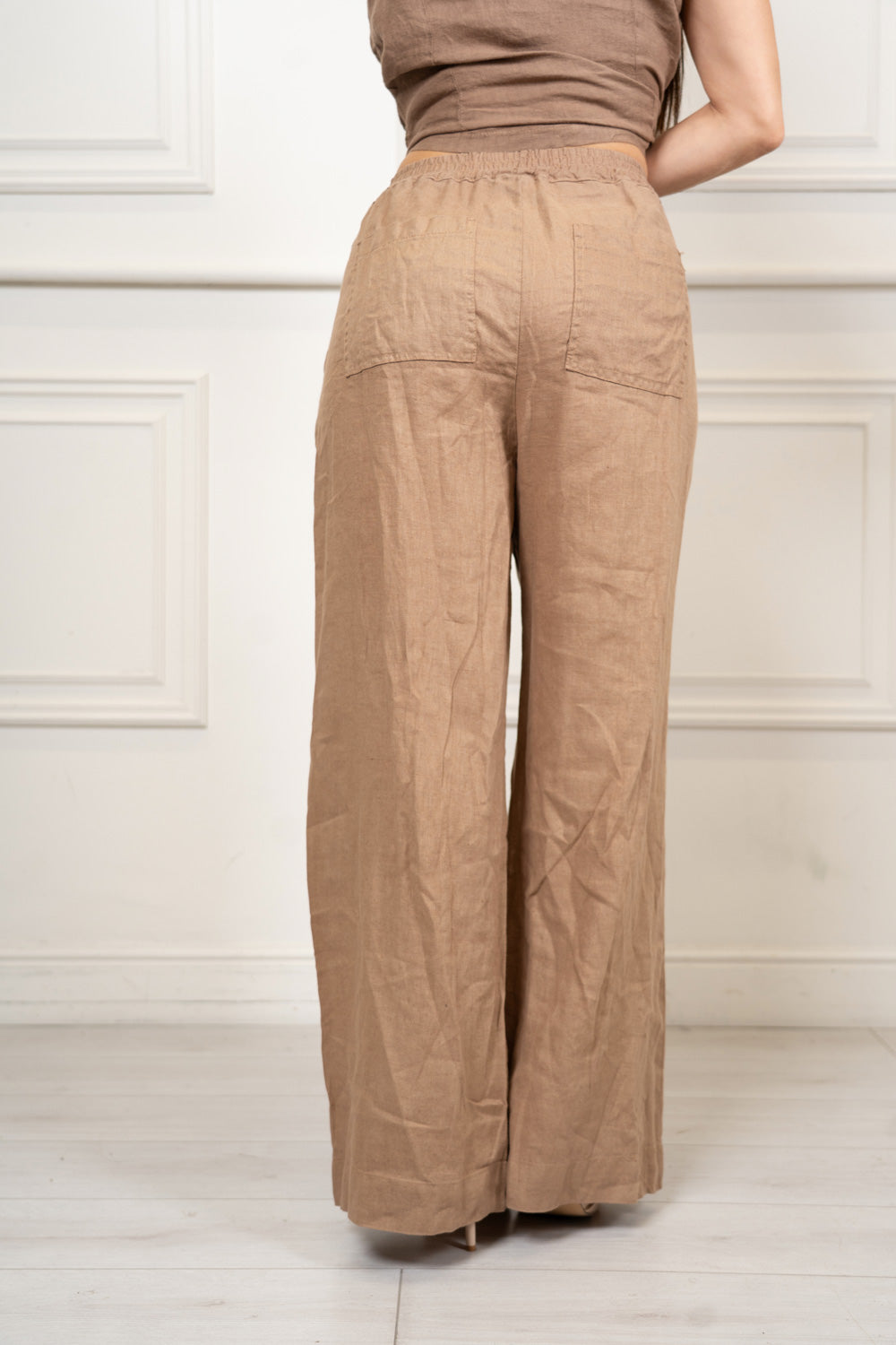 Pantalone a palazzo in puro lino con tasche.