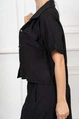 modella indossando Camicia corta con tasche in viscosa EasyWave con manica a pipistrello e bottoni effetto legno colore