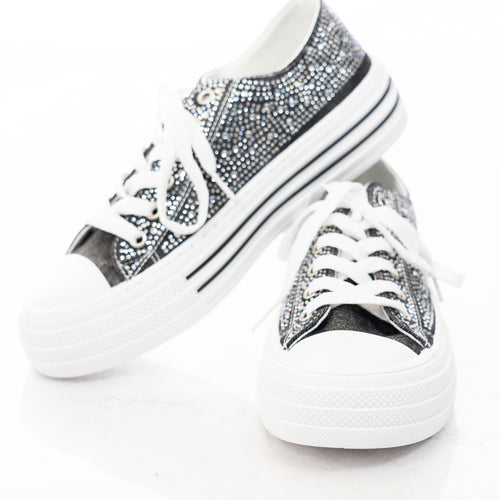 modella indossando Sneakers platform nere con strass applicati colore Denim Nero
