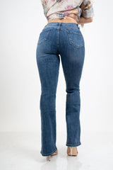 Jeans flare aderente in denim elasticizzato con fondo a zampa.