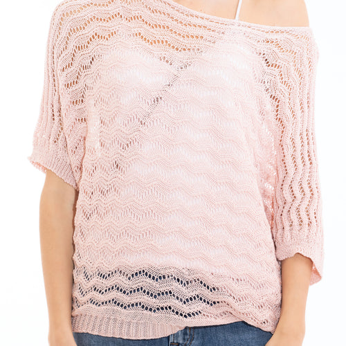 modella indossando Maglia traforata pipistrello a manica al gomito Made in Italy colore Rosa Unica