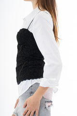 modella indossando Bustier in pizzo elasticizzato con coppe preformate e passamaneria al fondo colore