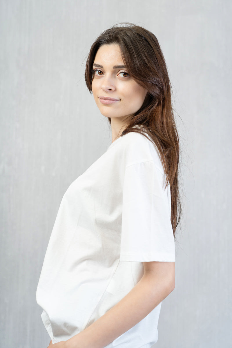 T-shirt Over in Cotone Elasticizzato con Ricamo Nero "Segni Particolari...."