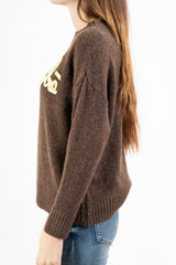 modella indossando Maglione girocollo “No vabbè” in misto lana ricamato colore