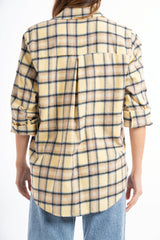modella indossando Camicia over in flanella di cotone fantasia Soft Tartan colore