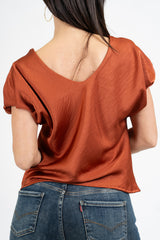modella indossando Blusa effetto raso cangiante con scollo V e manica con cucitura interna colore