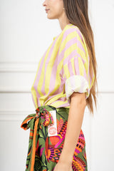 modella indossando Camicia in Cotone Leggero a Righe Bicolore Made in Italy colore